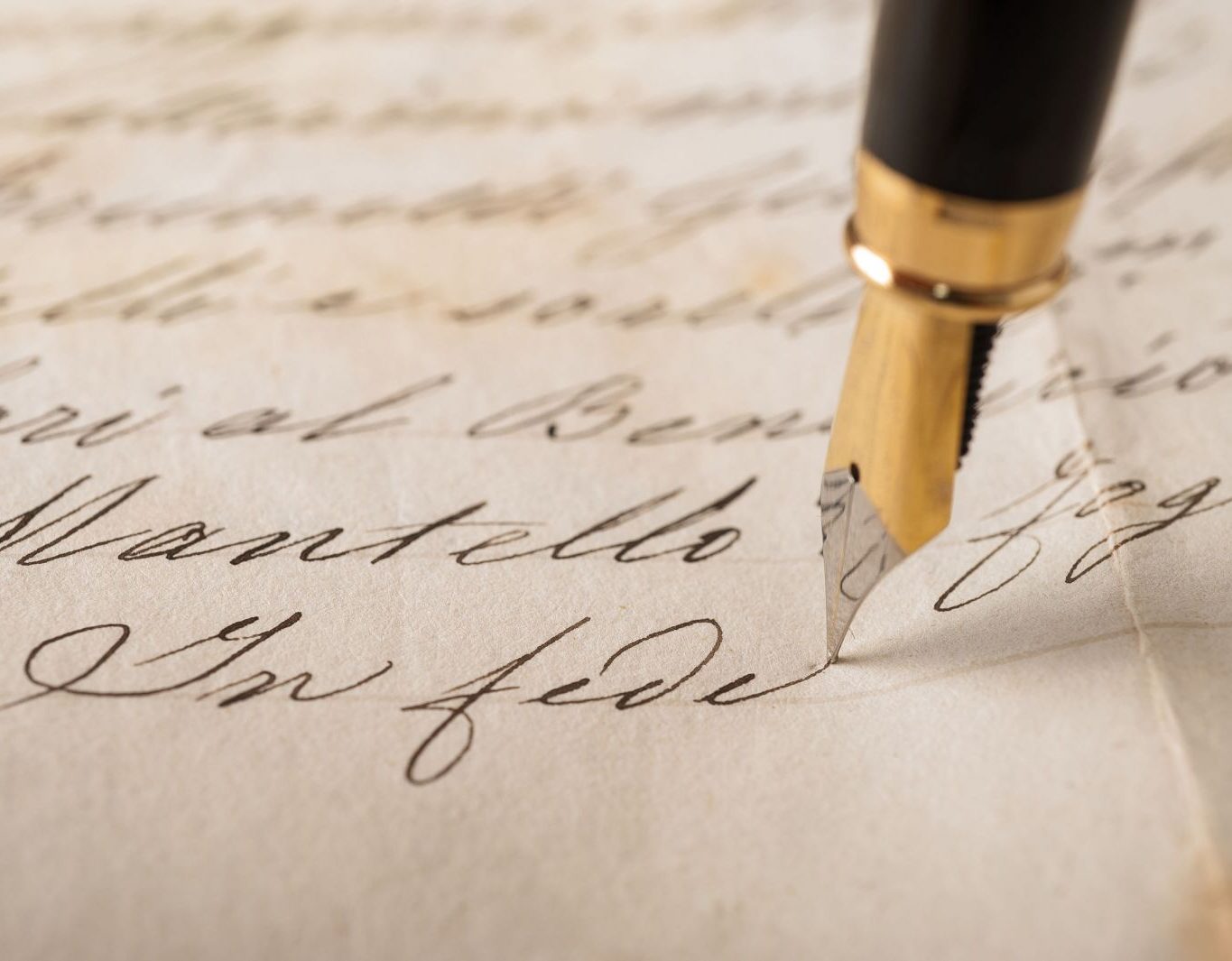 Une biographe à vos côtés dans le Gard Femme souriante écrivain -biographe rédigeant un récit de vie sur un carnet